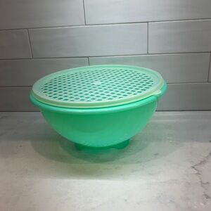 Tupperware Mint Green Colander with Lid